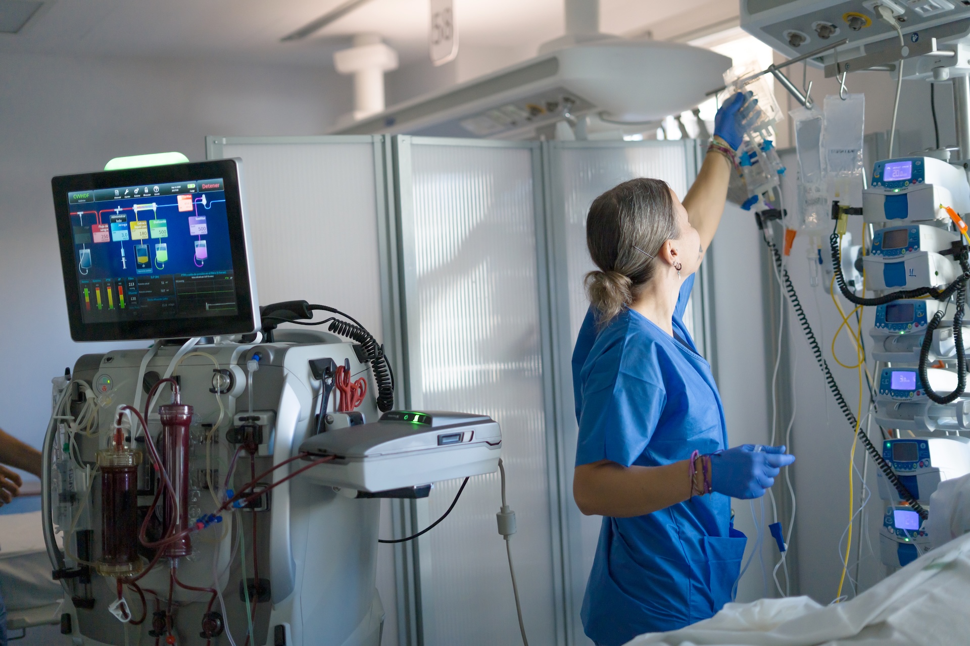 Personal médico en una unidad de intensivos