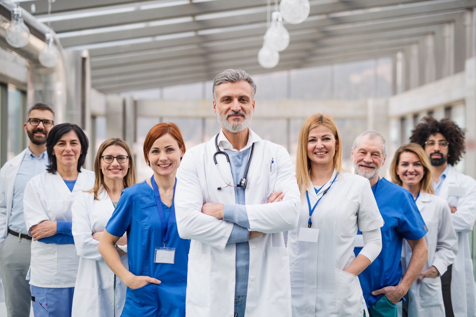 Profesionales sanitarios en una unidad hospitalaria