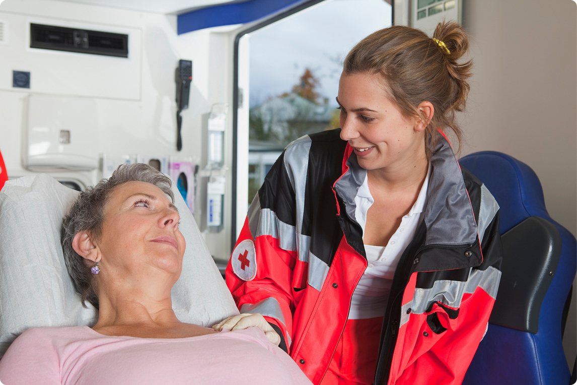 Sanitaria atendiendo a una paciente en una ambulancia