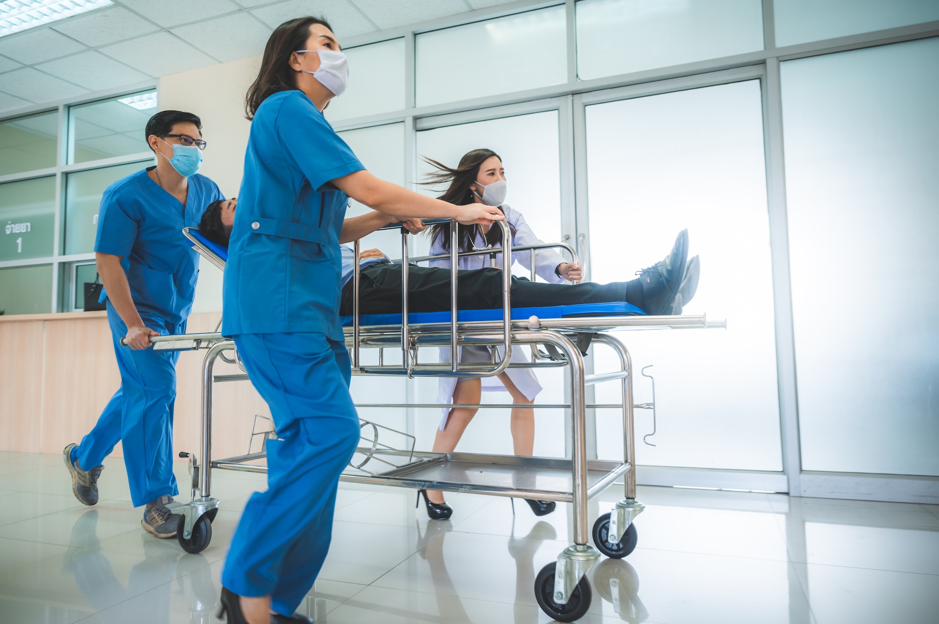 Equipo sanitario durante un traslado de paciente
